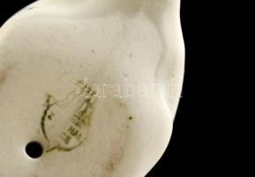 Zsolnay labdázó cica, kézzel festett, jelzett, apró kopásokkal, 12×3,5×3,5 cm