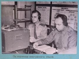 1965 Szovjetunió katonai akadémiáját bemutató fotóalbum, magyar vonatkozásokkal, benne 41 db vintage fotó +15 reprodukált fénykép, oroszul feliratozva, 9x12 cm és 18x24 cm között