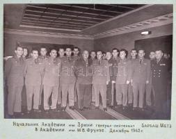 1965 Szovjetunió katonai akadémiáját bemutató fotóalbum, magyar vonatkozásokkal, benne 41 db vintage...