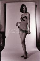 cca 1973 Titkos modellképző gyakorlatok, szolidan erotikus felvételek, 14 db vintage negatív + az ez...