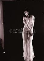 cca 1973 Titkos modellképző gyakorlatok, szolidan erotikus felvételek, 14 db vintage negatív + az ez...