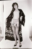 cca 1974 Feltáruló női bájak, szolidan erotikus felvételek, 15 db vintage negatív, 24x36 mm