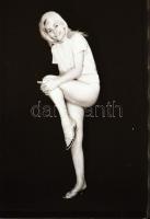 cca 1974 Feltáruló női bájak, szolidan erotikus felvételek, 15 db vintage negatív, 24x36 mm