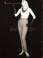 cca 1974 Feltáruló női bájak, szolidan erotikus felvételek, 15 db vintage negatív, 24x36 mm