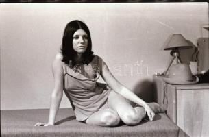 ccs a1972 Lányok, asszonyok felszabadulása, szolidan erotikus felvételek, 23 db vintage negatív, 24x...