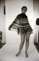 cca 1975 Fincsi felvételek, csak műértőknek, szolidan erotikus felvételek, 33 db vintage negatív, 24...