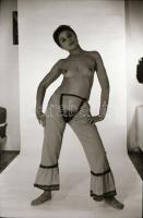 cca 1975 Fincsi felvételek, csak műértőknek, szolidan erotikus felvételek, 33 db vintage negatív, 24...