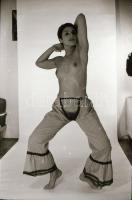 cca 1975 Fincsi felvételek, csak műértőknek, szolidan erotikus felvételek, 33 db vintage negatív, 24...