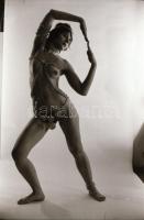 cca 1973 Mozgásművész kevés ruhában, szolidan erotikus felvételek, 30 db vintage negatív, 24x36 mm