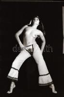 cca 1973 Mozgásművész kevés ruhában, szolidan erotikus felvételek, 30 db vintage negatív, 24x36 mm