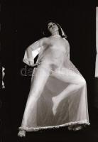 cca 1973 Mozgásművész kevés ruhában, szolidan erotikus felvételek, 30 db vintage negatív, 24x36 mm