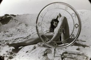 cca 1975 Az idők végezetéig, szolidan erotikus felvételek, 19 db vintage negatív + 4 db vintage fotó...