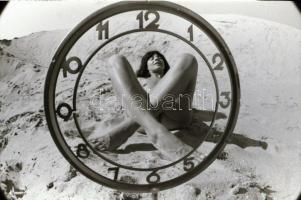 cca 1975 Az idők végezetéig, szolidan erotikus felvételek, 19 db vintage negatív + 4 db vintage fotó...