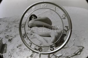 cca 1975 Az idők végezetéig, szolidan erotikus felvételek, 19 db vintage negatív + 4 db vintage fotó...