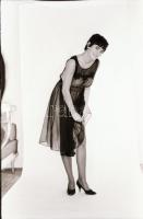 cca 1974 A nők csábítók és izgalmasok, szolidan erotikus felvételek, 26 db vintage negatív, 24x36 mm