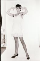 cca 1974 A nők csábítók és izgalmasok, szolidan erotikus felvételek, 26 db vintage negatív, 24x36 mm