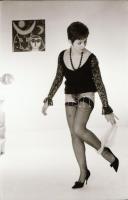 cca 1972 A vetkőzés művészete, szolidan erotikus felvételek, 27 db vintage negatív, 24x36 mm