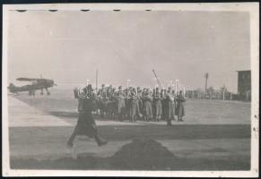 1943 Díszmenet, katonai zenekar repülőtéren, 6x9 cm