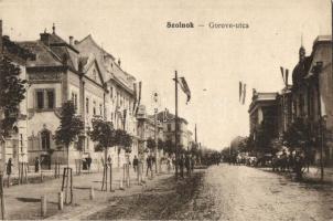Szolnok, Gorove utca, magyar zászlók (EK)