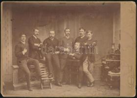 1888 Eger, műtermi csoportkép, Perlgrund és Tsa egri műterméből, a hátlapon szereplő évszámok vélhetően osztály találkozók későbbi időpontjára utalnak, 18x25,5 cm