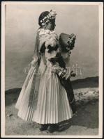 cca 1928 Herend, Krisztusjáték szentágtartó leány alakja, dr. Ébner Sándor néprajzkutató feliratozott, vintage fotója, 24x18 cm