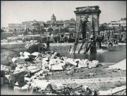 cca 1946 Budapest, 3 db vintage fotó a felrobbantott Lánchídról, az egyik kép Járai Rudolf által alá...