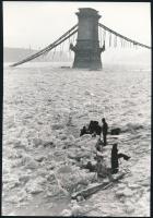 cca 1946 Budapest, 3 db vintage fotó a felrobbantott Lánchídról, az egyik kép Járai Rudolf által alá...