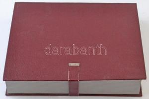 Könyv formájú éremtartó kazetta, hat kivehető tálcával, összesen 85 férőhellyel, használt, jó állapo...