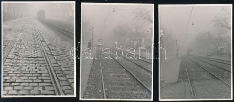 cca 1960 Budapesti villamosok egy ködös reggelen, 3 db vintage fotó, 12x9 cm