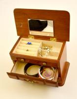 Fa ékszeres szekrényke, belsejében tükörrel, bizsukkal, 14×22×12 cm