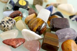 64 db kisméretű csiszolt ásvány, közte 13 db feliratozva