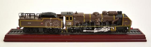 3 db mozdonymakett, jó állapotban, h: 22 és 29 cm