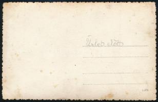 cca 1930 Fodrászüzlet előtt, fotólap, hátulján feliratozva, 9×14 cm