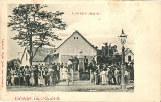 1909 Tápiószele, Artézi kút és piac tér, csoportkép a helyiekkel. Kiadja Hoffer Ignác (fl)