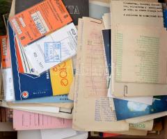 Vegyes papírrégiség tétel: fotók, újságok lapszámai, képeslapok, stb., érdekes, átnézésre érdemes an...