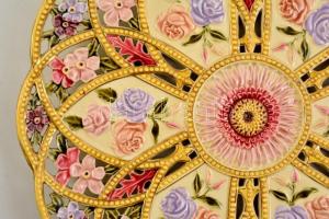 Josef Steidl Znaim áttört fajansz dísztál, kézzel festett, jelzett, kopás nyomokkal, d:39 cm