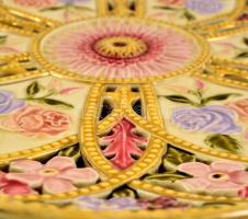 Josef Steidl Znaim áttört fajansz dísztál, kézzel festett, jelzett, kopás nyomokkal, d:39 cm