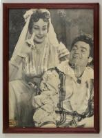 cca 1960 Sárdi János színész és egy azonosítatlan színésznő, nagyméretű fotó, Fény-Szöv, üvegezett fa keretben, 28,5×21,5 cm