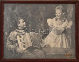 cca 1960 Sárdi János színész és egy azonosítatlan színésznő, nagyméretű fotó, Fény-Szöv, üvegezett fa keretben, 29,5×23,5 cm