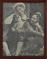 cca 1960 Magyar színészek, köztük Latabár Kálmán (1902-1970), nagyméretű fotó, Fény-Szöv, üvegezett fa keretben, 29,5×21,5 cm
