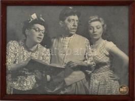 cca 1960 Magyar színészek: Szabó Dezső, Lórán Lenke, stb., nagyméretű fotó, MTI-fotó, üvegezett fa keretben, 28,5×21,5 cm