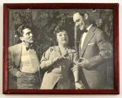 cca 1960 Azonosítatlan színészek, nagyméretű fotó, üvegezett fa keretben, 21,5×28,5 cm