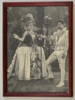 cca 1960 Azonosítatlan színészek, nagyméretű fotó, üvegezett fa keretben, 28,5×21,5 cm