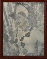 cca 1960 Azonosítatlan színésznő portréja, nagyméretű fotó, üvegezett fa keretben, 28,5×21,5 cm