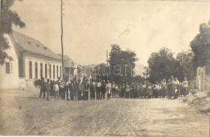 1924 Leányvár, Fő utca, Községháza, csoportkép a helyiekkel. photo + 1924 Leányvár pü. pecsét