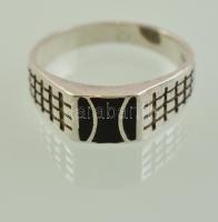 Ezüst (Ag.) gyűrű, fekete zománc berakással, jelzett, méret: 62, bruttó 3,5 g