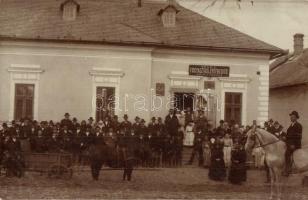 1909 Pély, Pélyi Fogyasztási és Értékesítő Szövetkezet üzlete, lovaskocsi borozó kocsissal tengelyig sárban, szőrén ülő lovas. photo