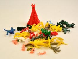 Műanyag játékkatonák és egyéb figurák, 42 db