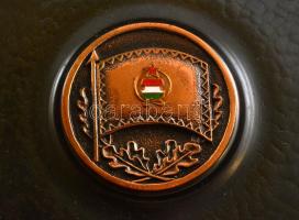 Magyar Néphadsereg réz-zománc falitál, eredeti foltos dobozában, jelzés nélkül, d: 30,5 cm