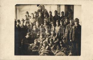 10 db RÉGI katonai motívumlap, főként fotólapok, vegyes minőségben / 10 pre-1945 military motive pos...